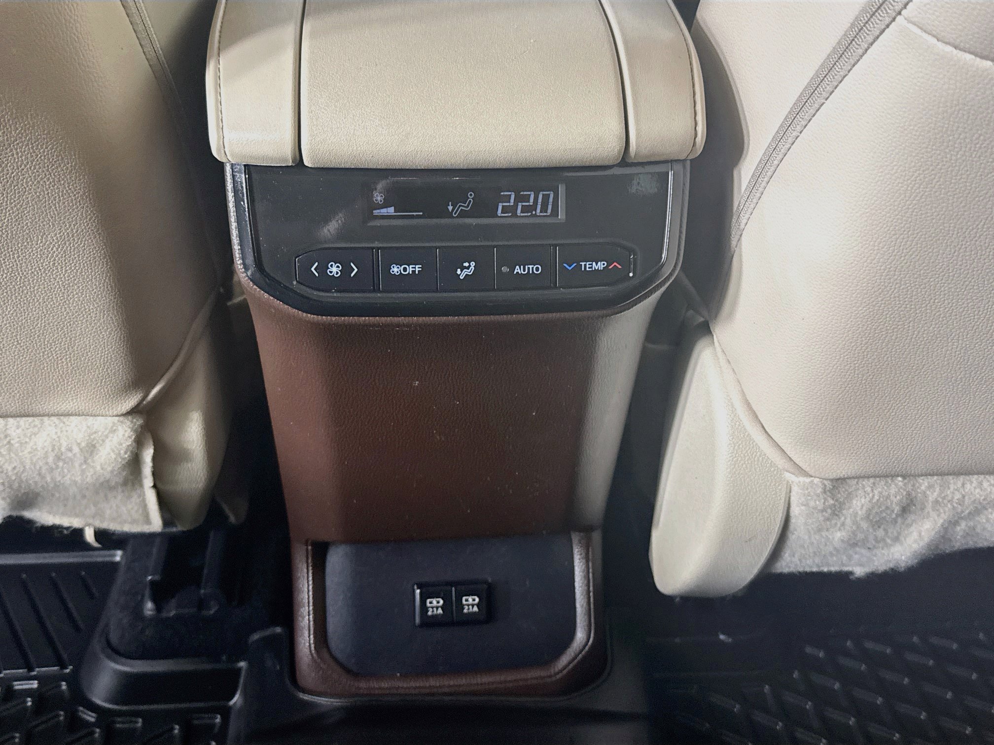 Used 2021 Toyota Highlander XLE AWD/4WD image 27