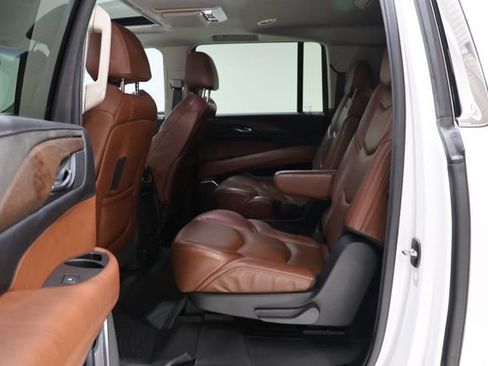 Used 2019 Cadillac Escalade ESV Luxury AWD/4WD image 29