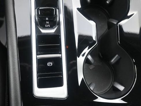 Used 2025 Volkswagen Atlas SE FWD image 19
