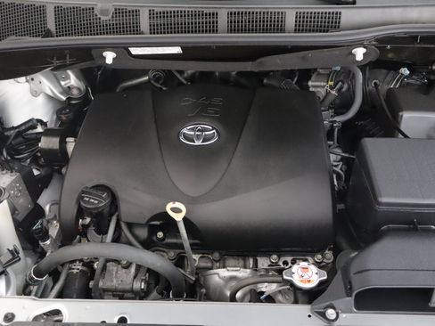Used 2018 Toyota Sienna LE image 27