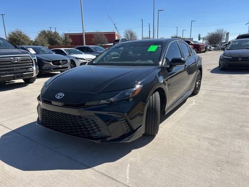 Used 2025 Toyota Camry SE image 8