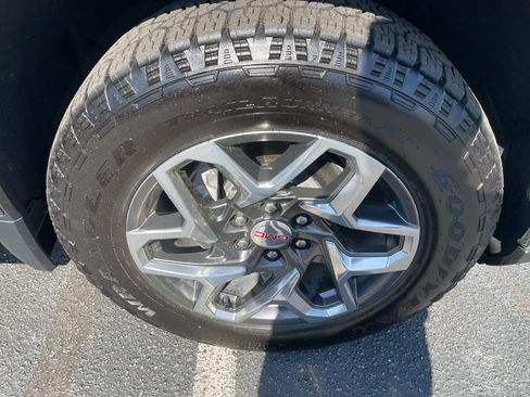 Used 2024 GMC Sierra 1500 SLE w/ X31 Off-Road Package image 8