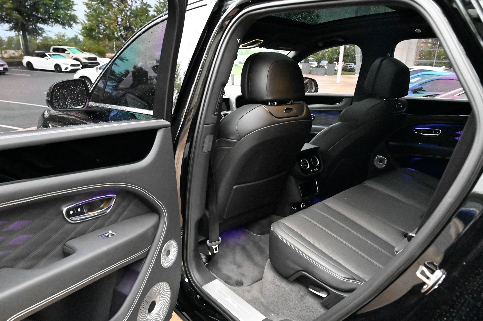 Used 2025 Bentley Bentayga AWD/4WD image 38