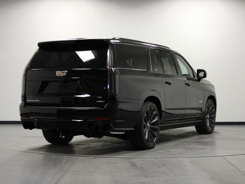 Used 2025 Cadillac Escalade ESV V image 4