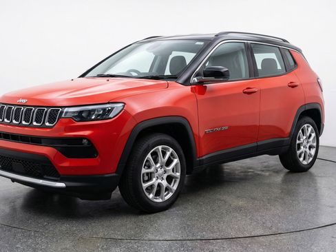 Used 2025 Jeep Compass Limited AWD/4WD image 3