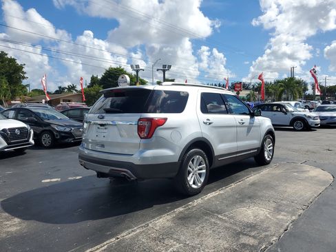 Used 2017 Ford Explorer XLT w/ Equipment Group 202A image 6