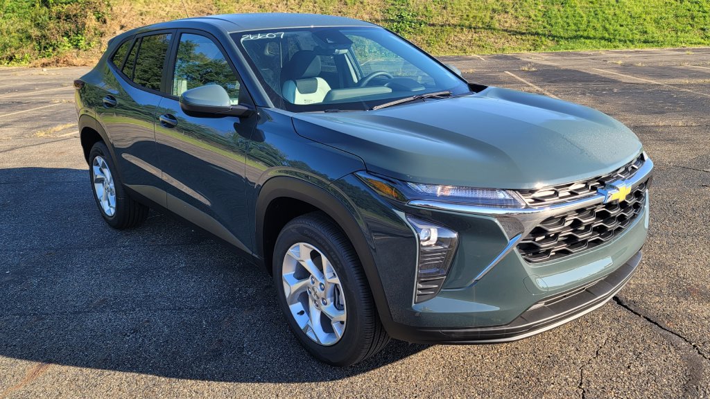 New 2026 Chevrolet Trax LS w/ LS Convenience Package FWD image 2