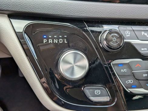 Used 2024 Chrysler Pacifica Touring-L image 28