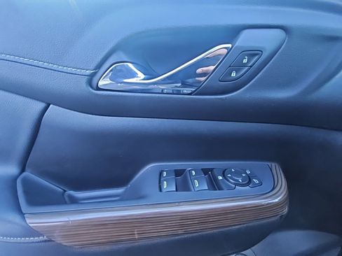 Used 2021 GMC Acadia SLE w/ Driver Convenience Package image 9