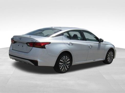 Used 2024 Nissan Altima 2.5 SV FWD image 5