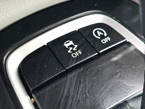 Used 2025 Toyota Corolla Cross LE image 12