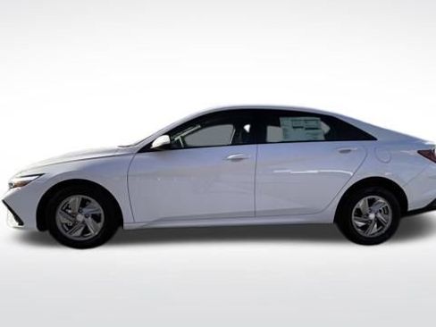 Used 2025 Hyundai Elantra SE image 8
