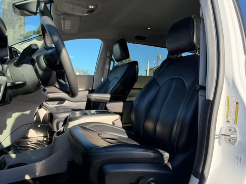Used 2023 Chrysler Pacifica Touring-L image 16