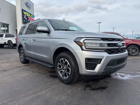 Used 2024 Ford Expedition XLT image 3
