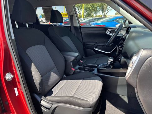 Used 2025 Kia Soul LX w/ LX Technology Package FWD image 34