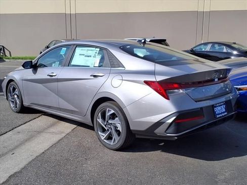 Used 2025 Hyundai Elantra SEL FWD image 5
