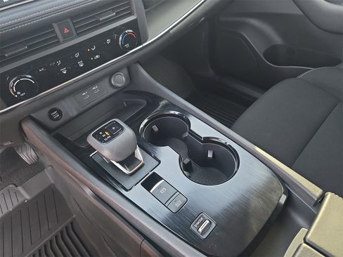 Used 2025 Nissan Rogue S image 24