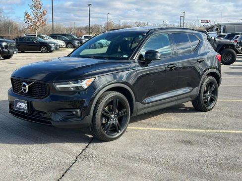 Used 2020 Volvo XC40 T5 R-Design image 1