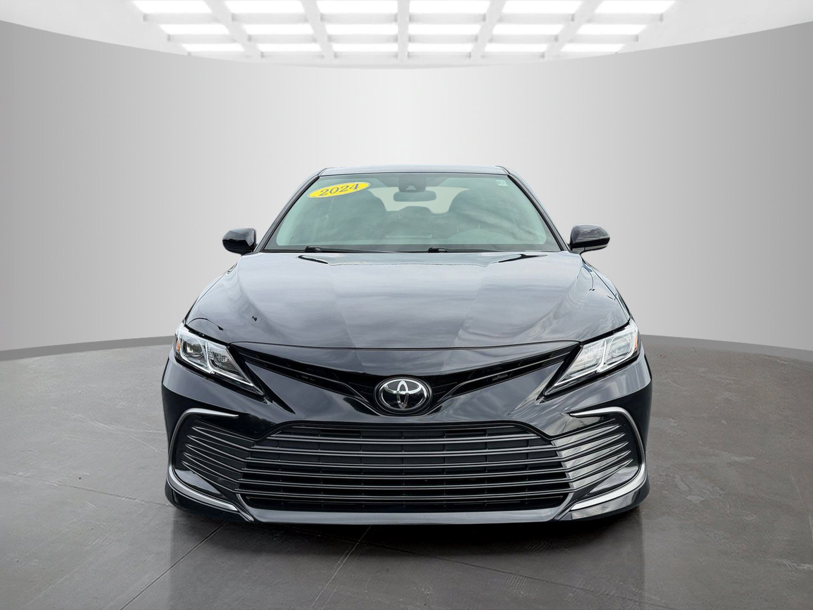 Used 2024 Toyota Camry LE FWD image 2