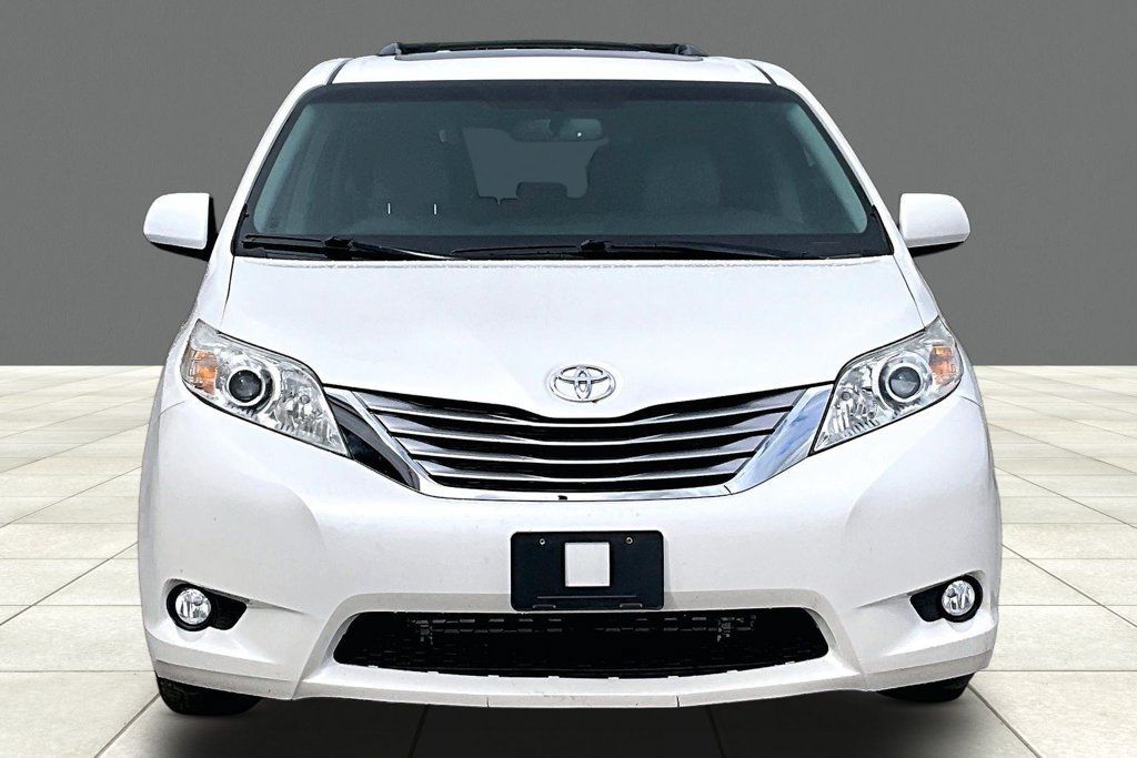 Used 2017 Toyota Sienna XLE Premium FWD image 3