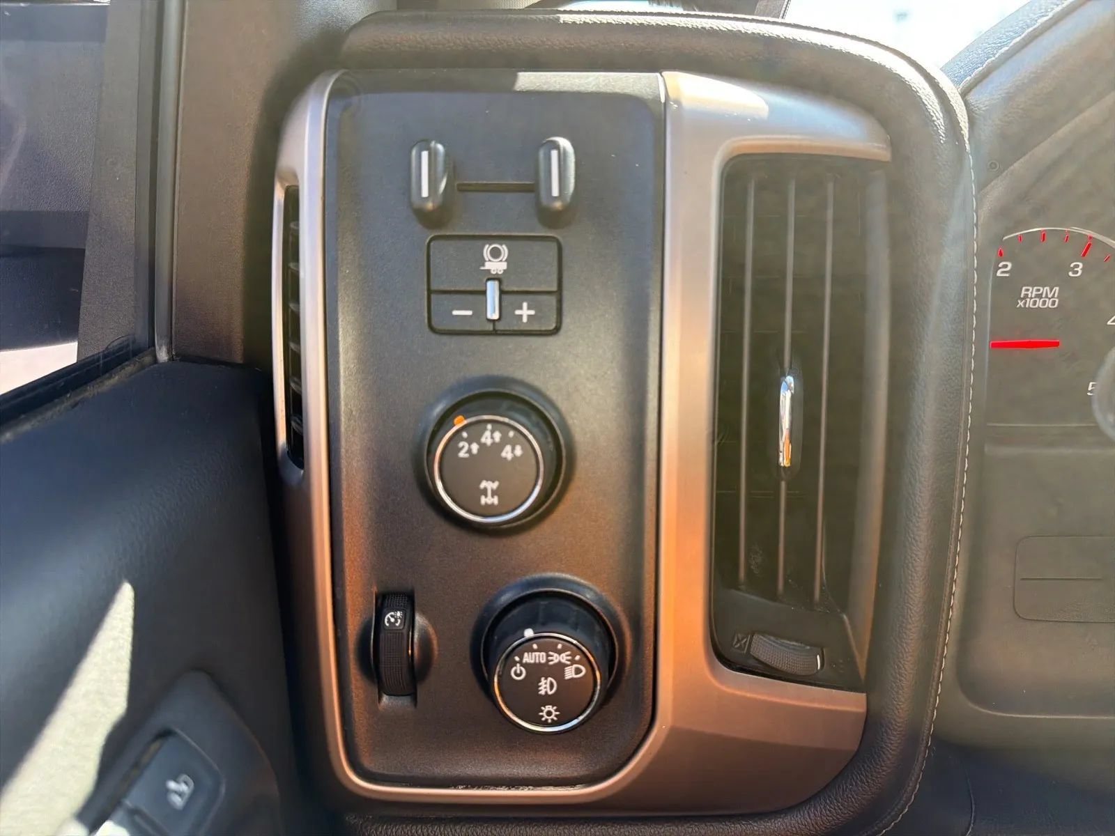 Used 2016 GMC Sierra 2500 Denali w/ Duramax Plus Package AWD/4WD image 18