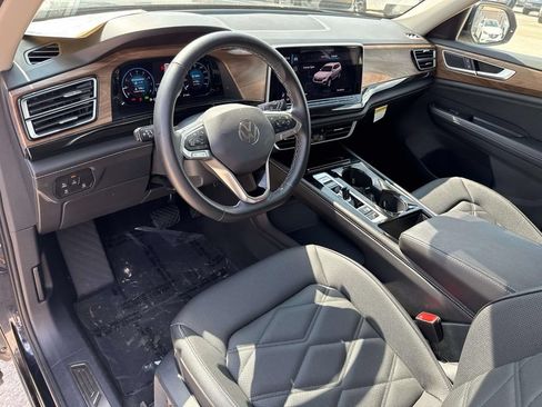 Used 2025 Volkswagen Atlas SE FWD image 19