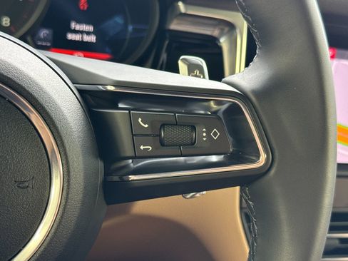 Certified 2025 Porsche Macan image 28