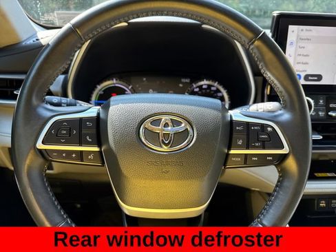Used 2023 Toyota Highlander XLE AWD/4WD image 16