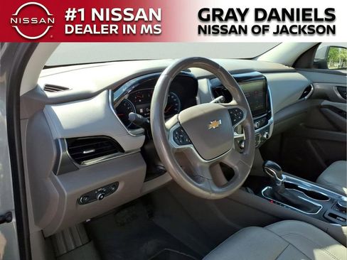 Used 2021 Chevrolet Traverse Premier FWD image 11
