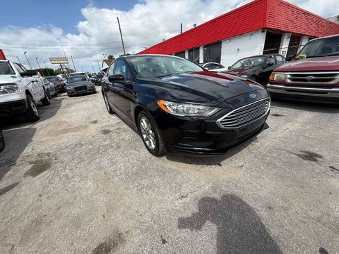 Used 2017 Ford Fusion SE FWD image 2