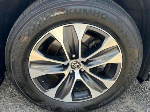 Used 2021 Toyota Highlander XLE image 11