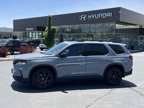Used 2025 Honda Pilot Black Edition image 1