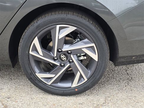 New 2026 Hyundai Elantra Limited image 32