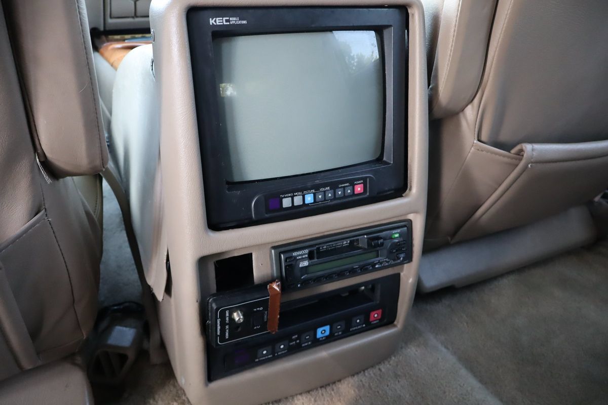 Used 1999 GMC Suburban 4WD w/ Convenience Group image 30