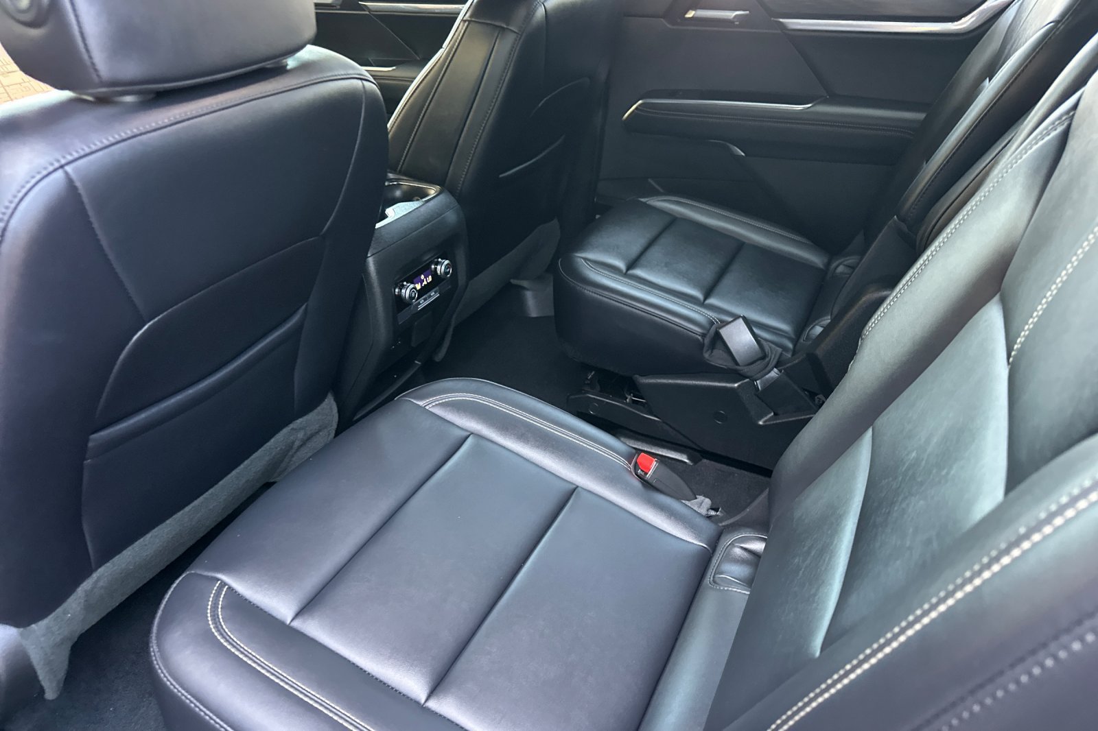Used 2026 GMC Acadia Elevation w/ Elevation Premium Package FWD image 14
