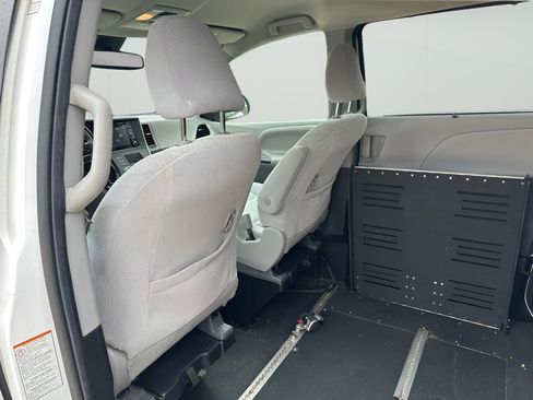 Used 2020 Toyota Sienna LE image 16