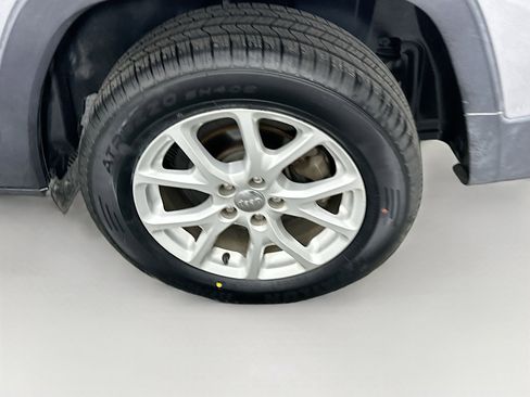 Used 2017 Jeep Cherokee Latitude w/ Comfort/Convenience Group image 11