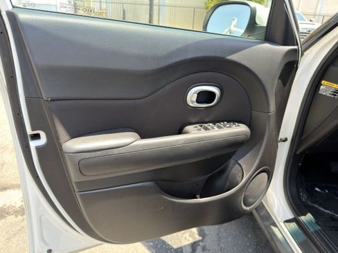 Used 2019 Kia Soul + FWD image 22