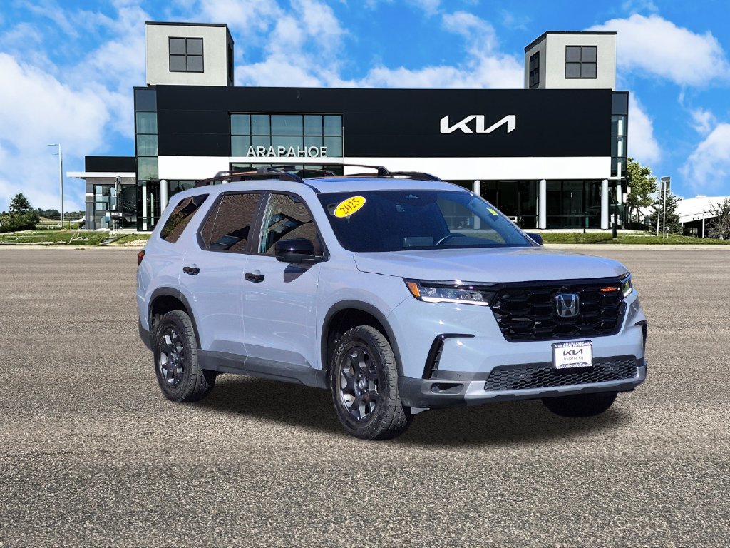 Used 2025 Honda Pilot TrailSport image 2