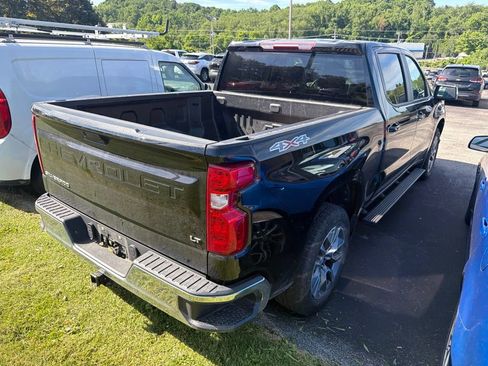 Used 2022 Chevrolet Silverado 1500 LT AWD/4WD image 5