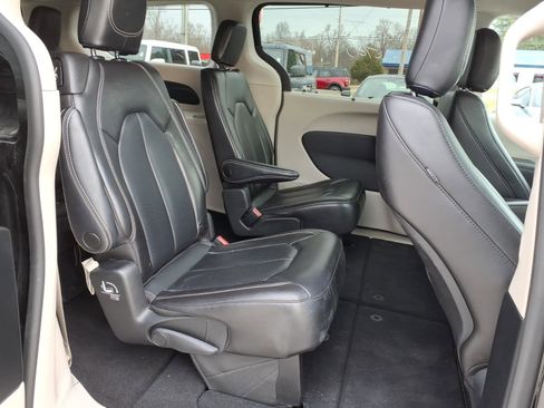 Used 2023 Chrysler Pacifica Touring-L image 9