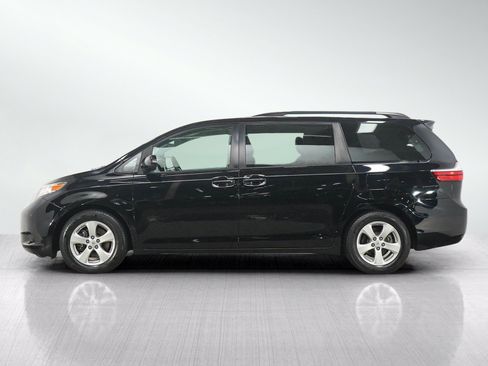 Used 2016 Toyota Sienna LE FWD image 2
