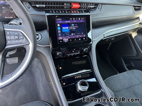 Used 2025 Jeep Grand Cherokee L Altitude image 35