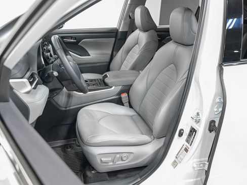 Used 2022 Toyota Highlander XLE image 16