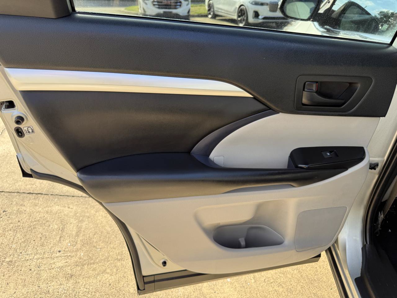 Used 2019 Toyota Highlander Plus FWD image 23