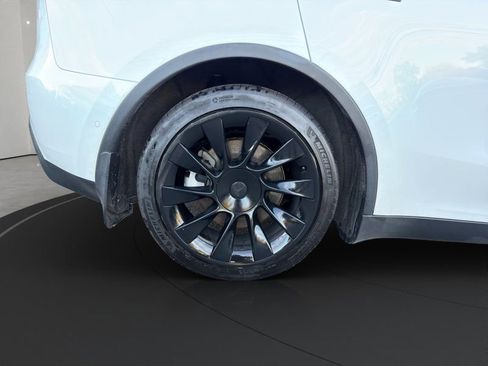 Used 2022 Tesla Model Y Long Range image 23