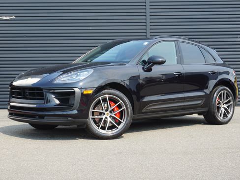 Certified 2023 Porsche Macan S AWD/4WD image 1