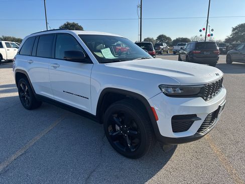 Used 2024 Jeep Grand Cherokee Altitude AWD/4WD image 11