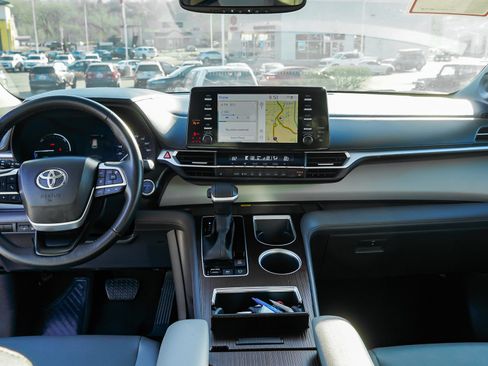 Certified 2024 Toyota Sienna XLE image 33