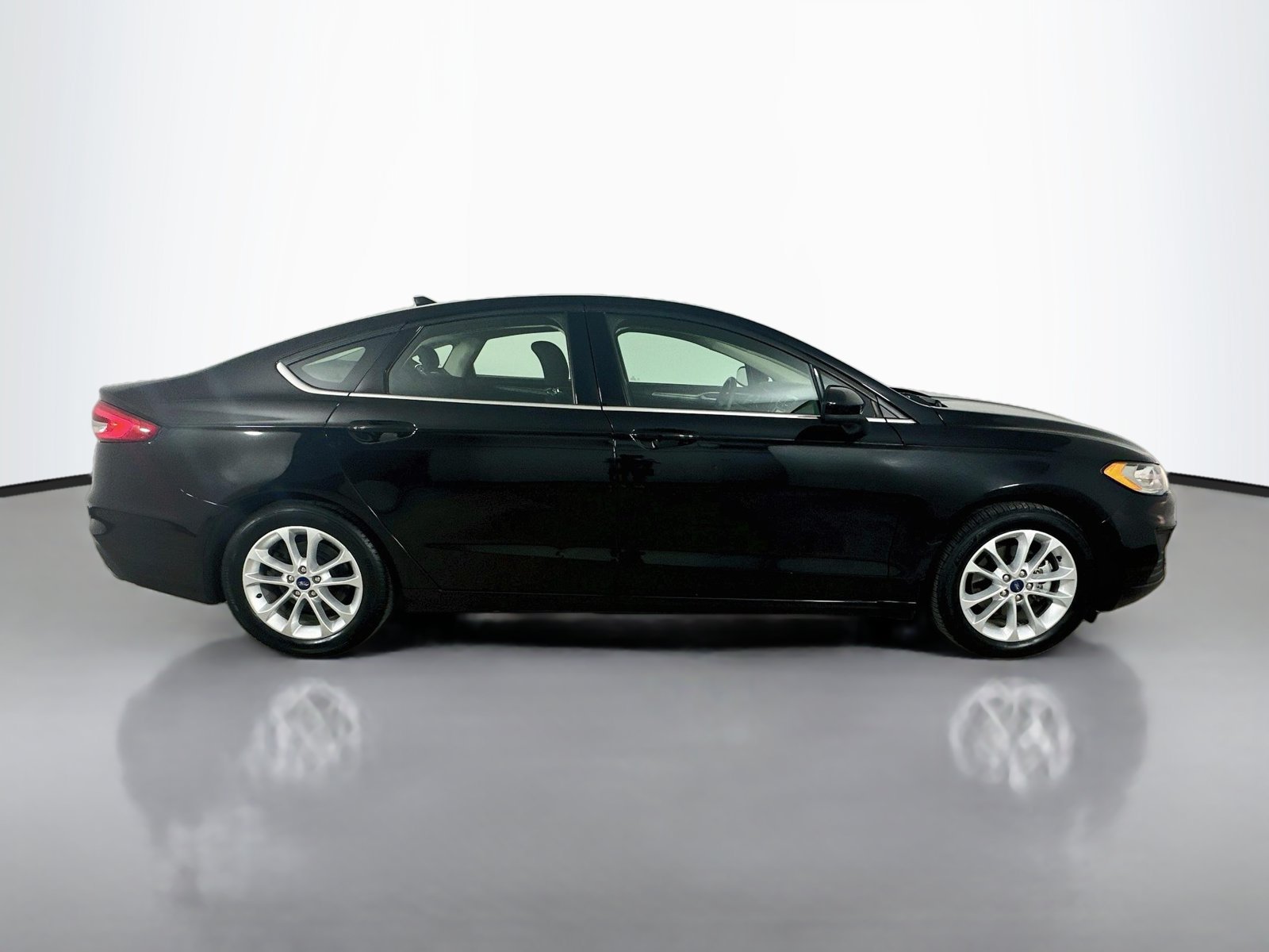 Used 2019 Ford Fusion SE FWD image 4